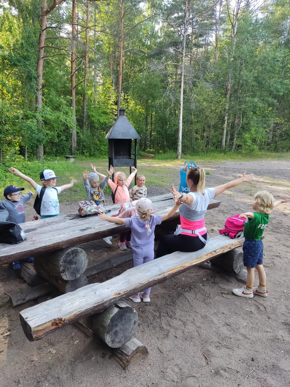 Lapsed mängivad juhendajaga metsas